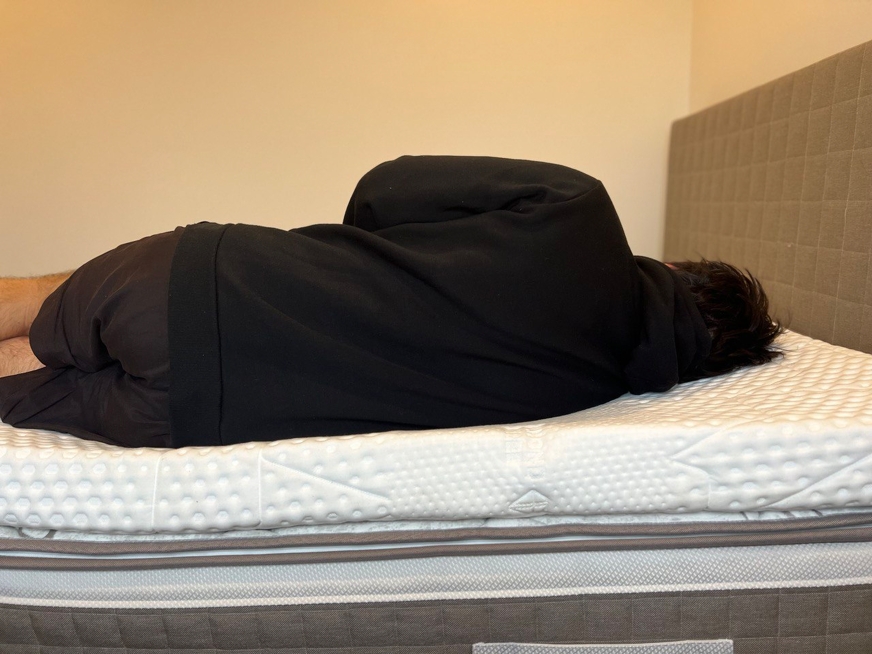 deitado de lado no sobrecolchao emma